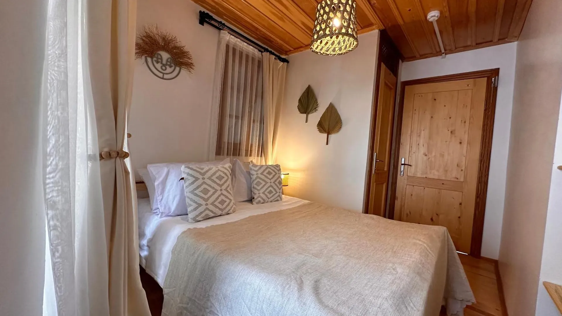 Hanole Guest House Ayvalı فندق